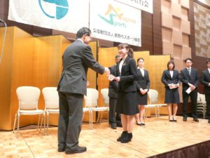 加藤会長から激励される山中里紗選手(フィギュアスケート競技)